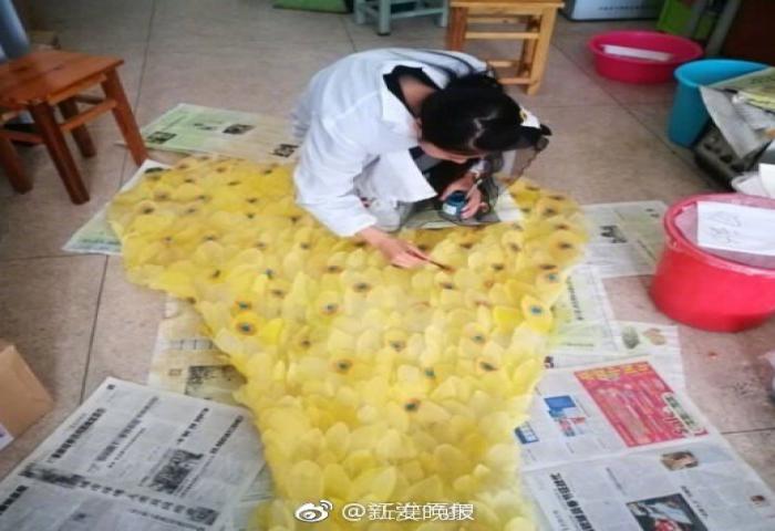 Busana Lucu Ini Terbuat Dari 6.000 Daun Tanaman